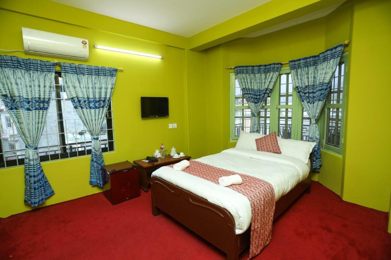 Hotel Blue Magnet Pokhara Bagian luar foto