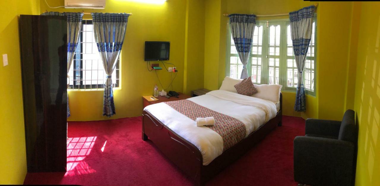 Hotel Blue Magnet Pokhara Bagian luar foto