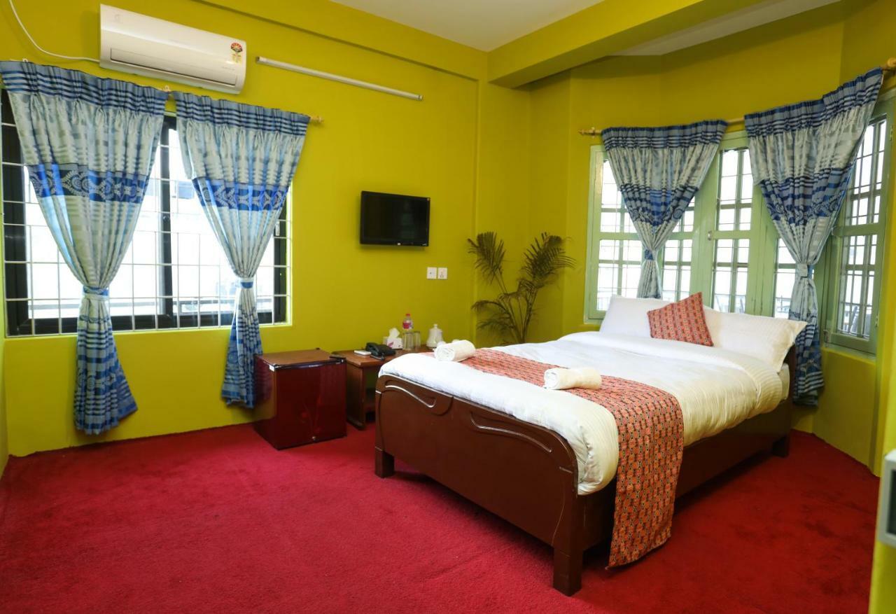Hotel Blue Magnet Pokhara Bagian luar foto